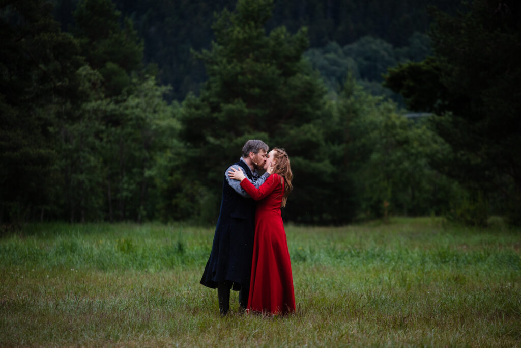 Bilde av Erlend og Kristin ute på tunet. Foto.